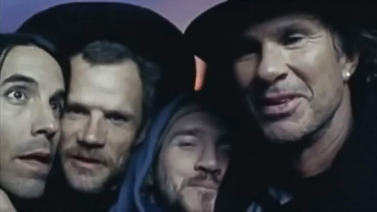 Клипы hot chili peppers. Ред хот Чили пеперс в молодости. Red hot Chili Peppers Desecration smile. RHCP smiling. Desecration smile.