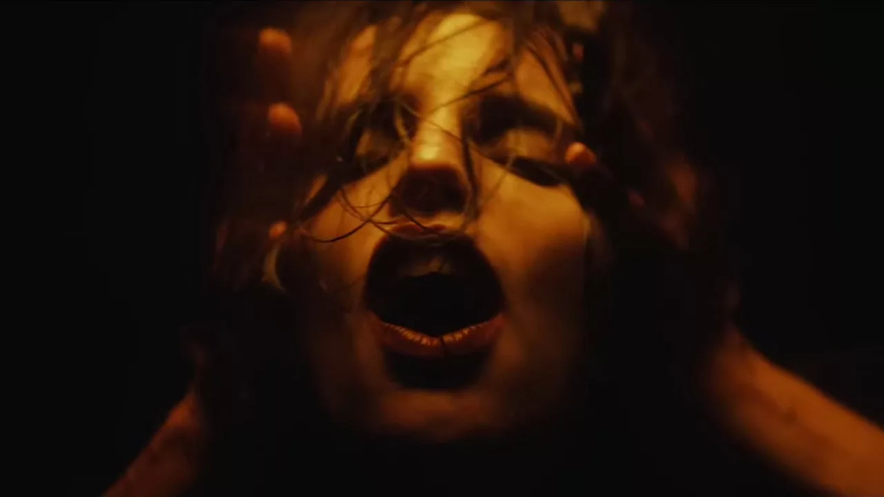 Anna Calvi - Don't Beat The Girl Out Of My Boy