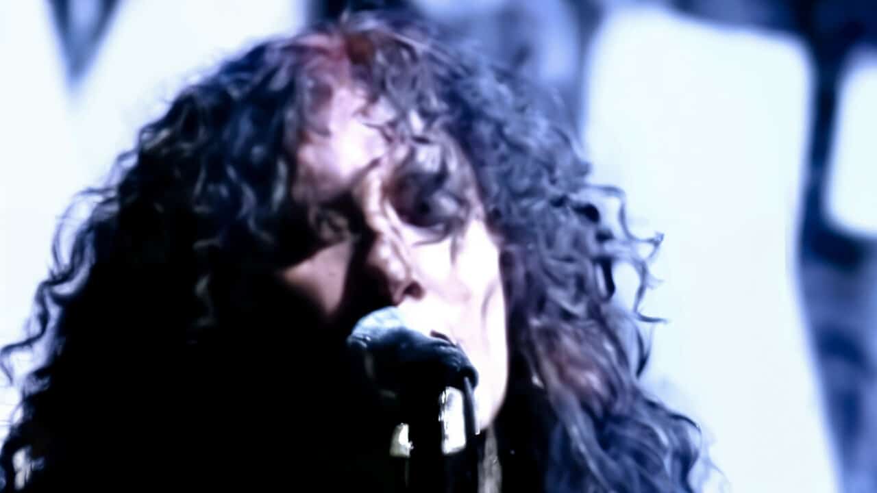 Mötley Crüe - Hooligan's Holiday